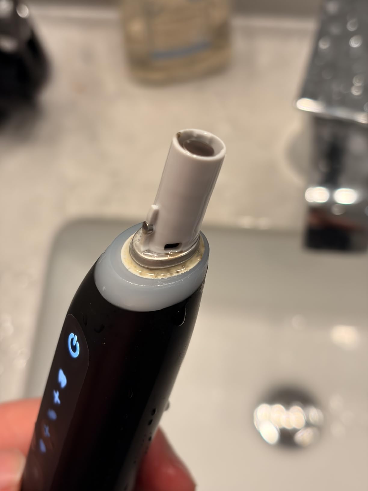 Oral-B Rechargeable Electric Toothbrush, iO5 Limited Deep Clean & Whiten, 5 Cleaning Modes, Visual Pressure Sensor to Protect Gums, Travel Case, 3 Brush Heads, Black customer photo 2
