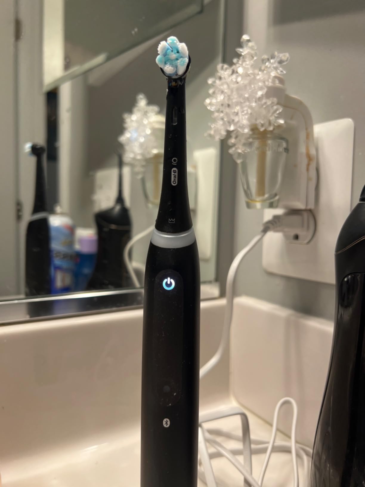 Oral-B Rechargeable Electric Toothbrush, iO5 Customizable Clean, 5 Cleaning Modes, Visual Pressure Sensor to Protect Gums, Travel Case, Black customer photo 1