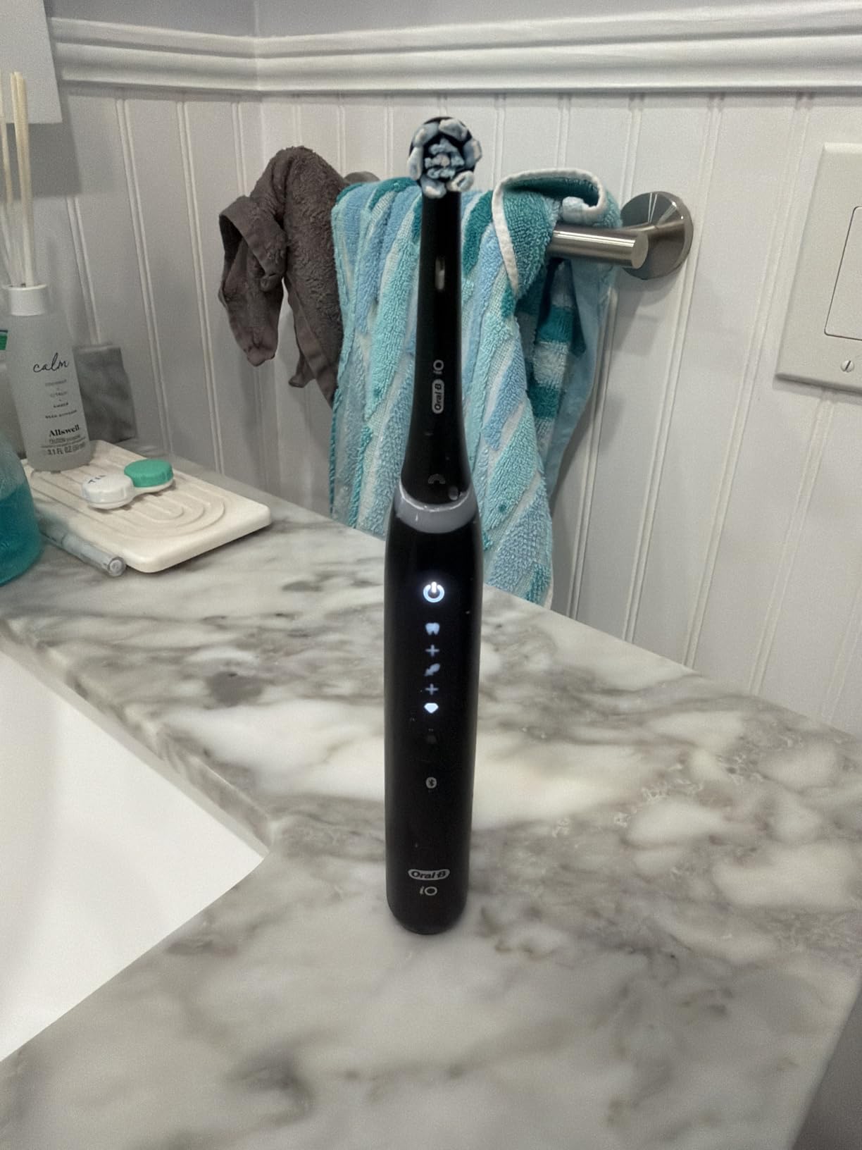 Oral-B Rechargeable Electric Toothbrush, iO5 Customizable Clean, 5 Cleaning Modes, Visual Pressure Sensor to Protect Gums, Travel Case, Black customer photo 2