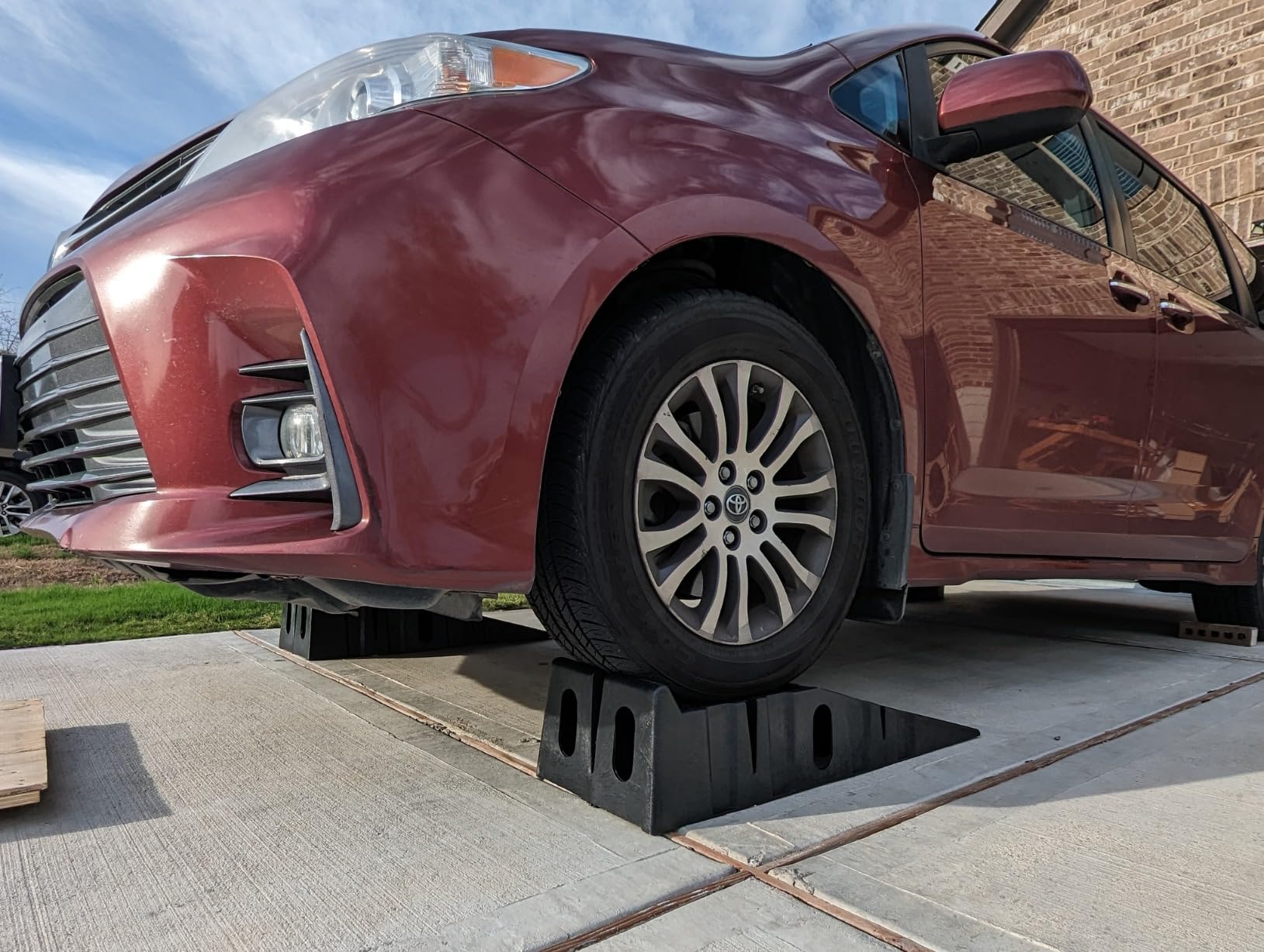 HOXWELL Car Ramps for Jack Support and Lift Vehicle Maintenance, Lightweight Low Profile Car Ramps for Garage, Heavy Duty Tire Ramps for Low Chassis Cars, 17.5''x10''x3.14'' (2PCS) customer photo 2