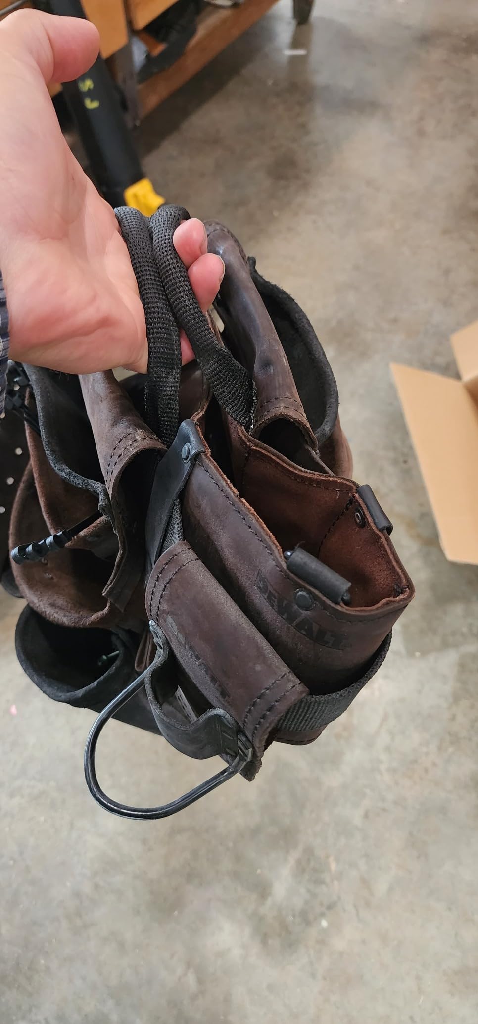 DEWALT Leather Tool Belt Organizer with 18 Pockets, Heavy Duty Construction customer photo 1