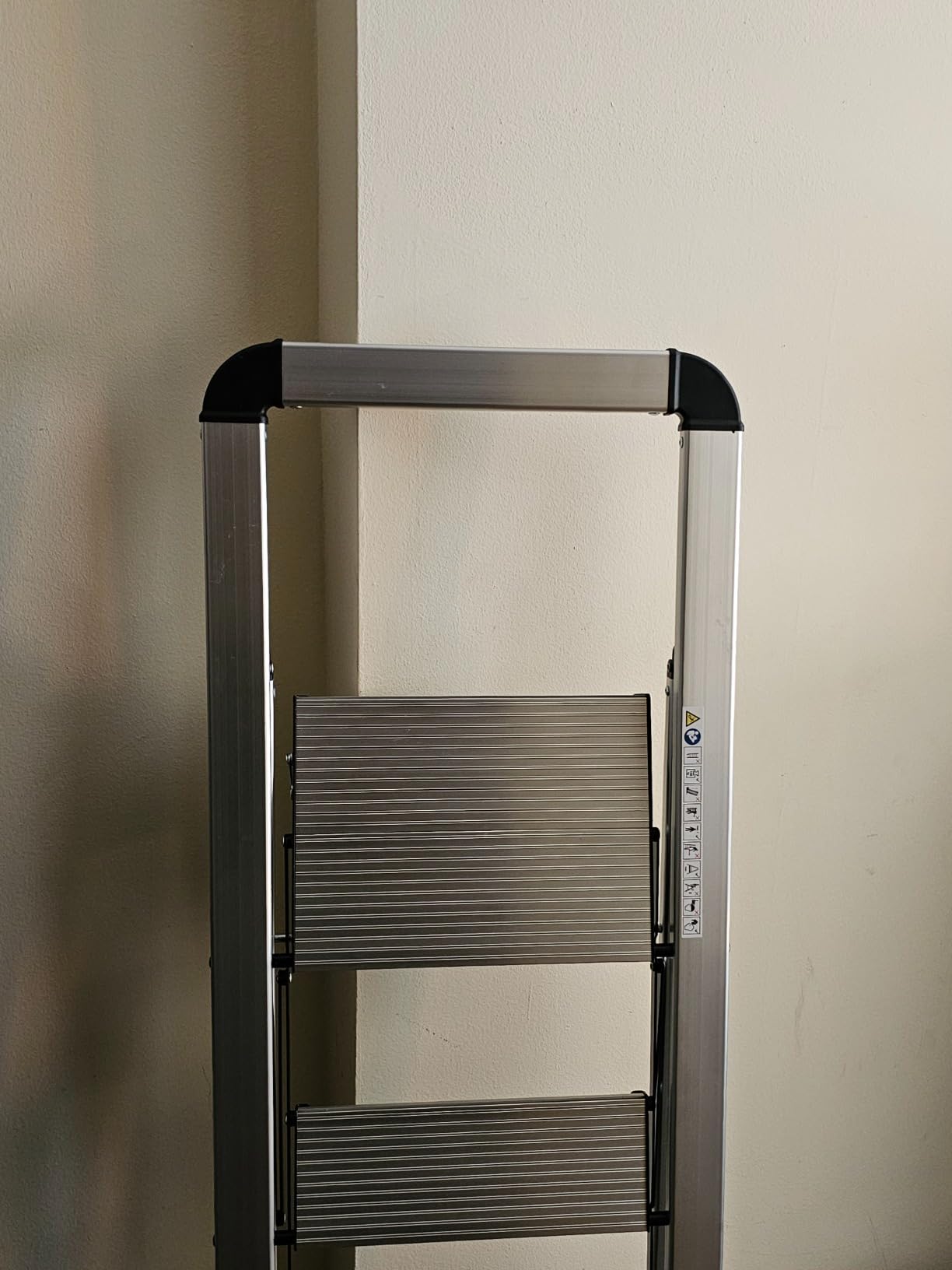 KINGRACK Aluminium 5 Step Ladder, Lightweight Step Stool with Non-Skid Pedals, Handrail, Foldable Step Ladder for Kitchen, Garage, Home, Space Saving, Sturdy and Portable, Silver customer photo 2