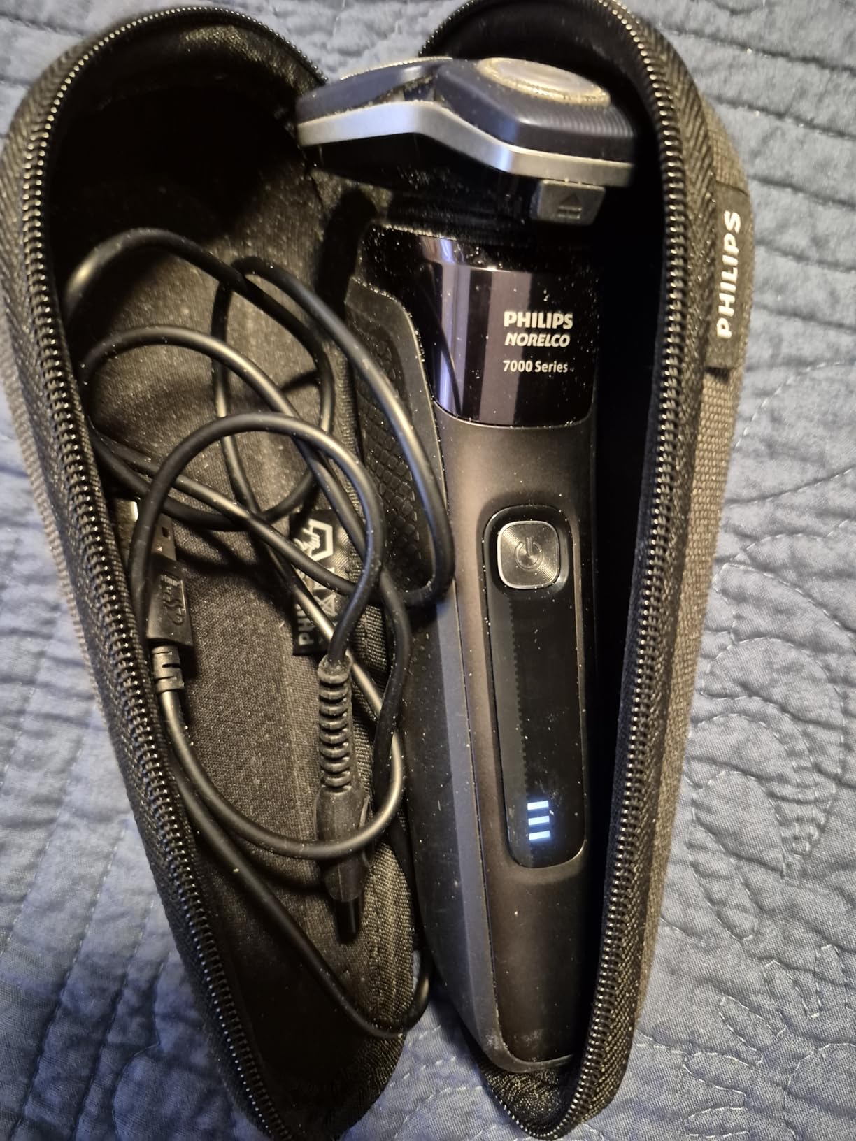 Philips Norelco 3900 Electric Shaver, Storm Blue | 27 Self Sharpening ComfortCut Blades, 5D Pivot & Flex Heads, Wet or Dry Use, Includes Travel Pouch & Charging Stand, S3341/92 customer photo 1