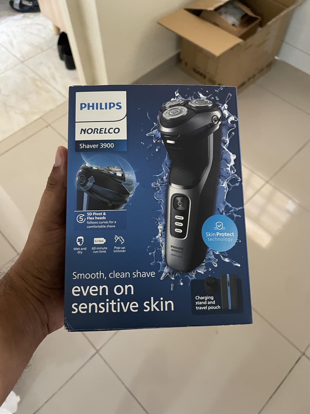 Philips Norelco 3900 Electric Shaver, Storm Blue | 27 Self Sharpening ComfortCut Blades, 5D Pivot & Flex Heads, Wet or Dry Use, Includes Travel Pouch & Charging Stand, S3341/92 customer photo 2