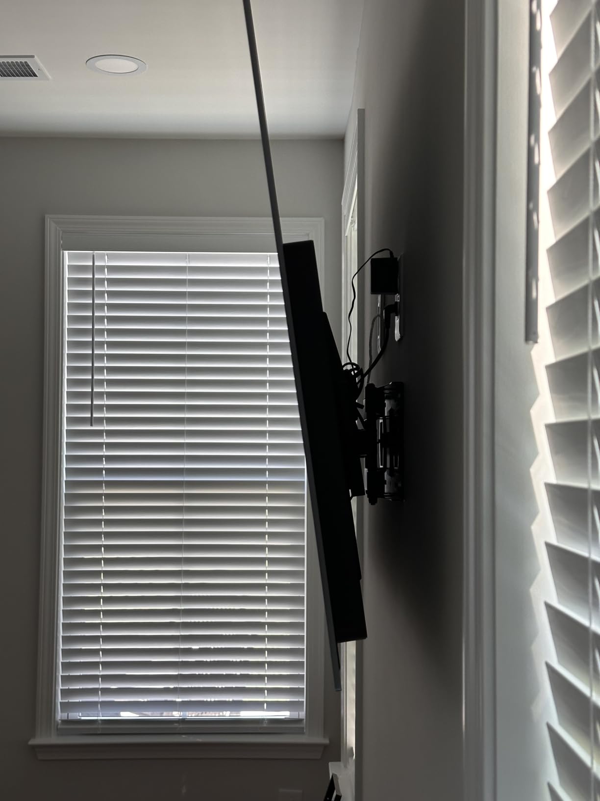 USX MOUNT Full Motion TV Wall Mount for Most 32-70 inch TVs up to 99 lbs, Wall Mount Bracket with Dual Articulating Arms, Swivel, Tilt, Max VESA 400x400mm, TV Mount Fits 12”/16” Wood Studs customer photo 2