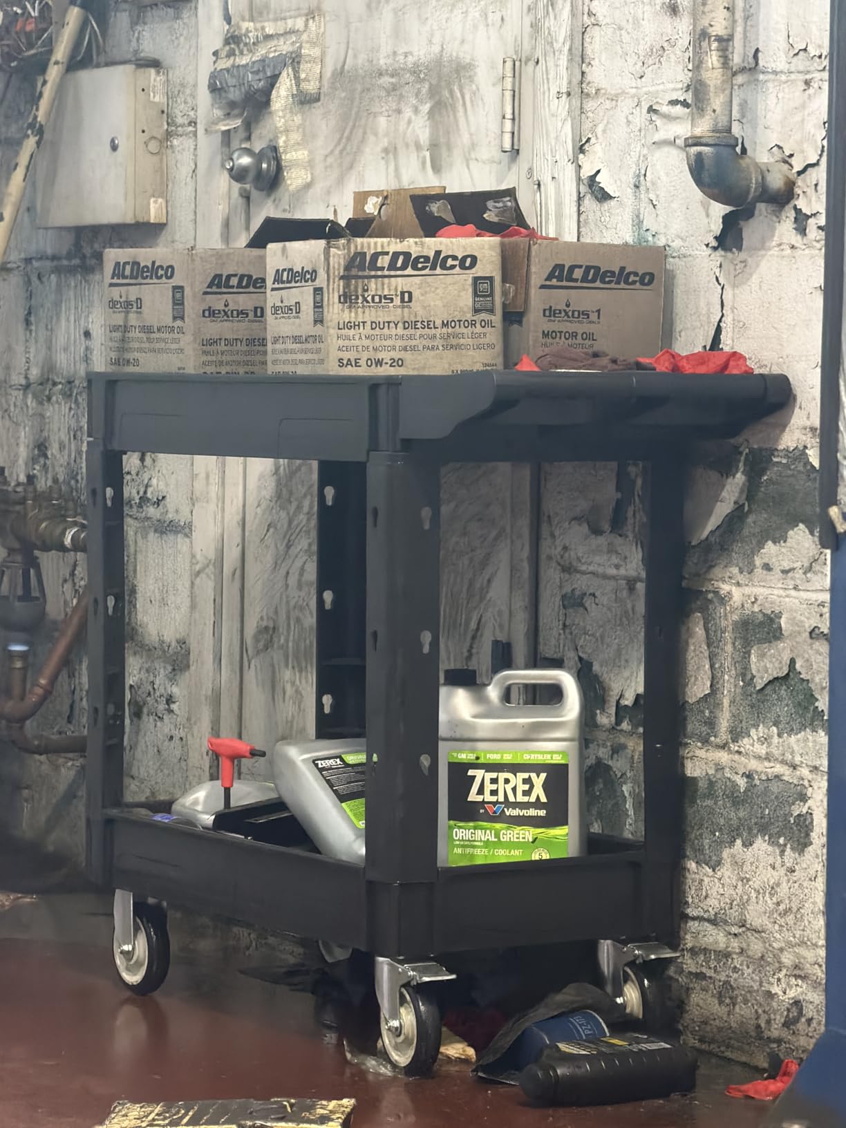 VEVOR Utility Service Cart, 2 Shelf 550LBS Heavy Duty Plastic Rolling Utility Cart, Medium Lipped Shelf, 360° Swivel Wheels, Ergonomic Storage Handle for Warehouse Garage, Black customer photo 2
