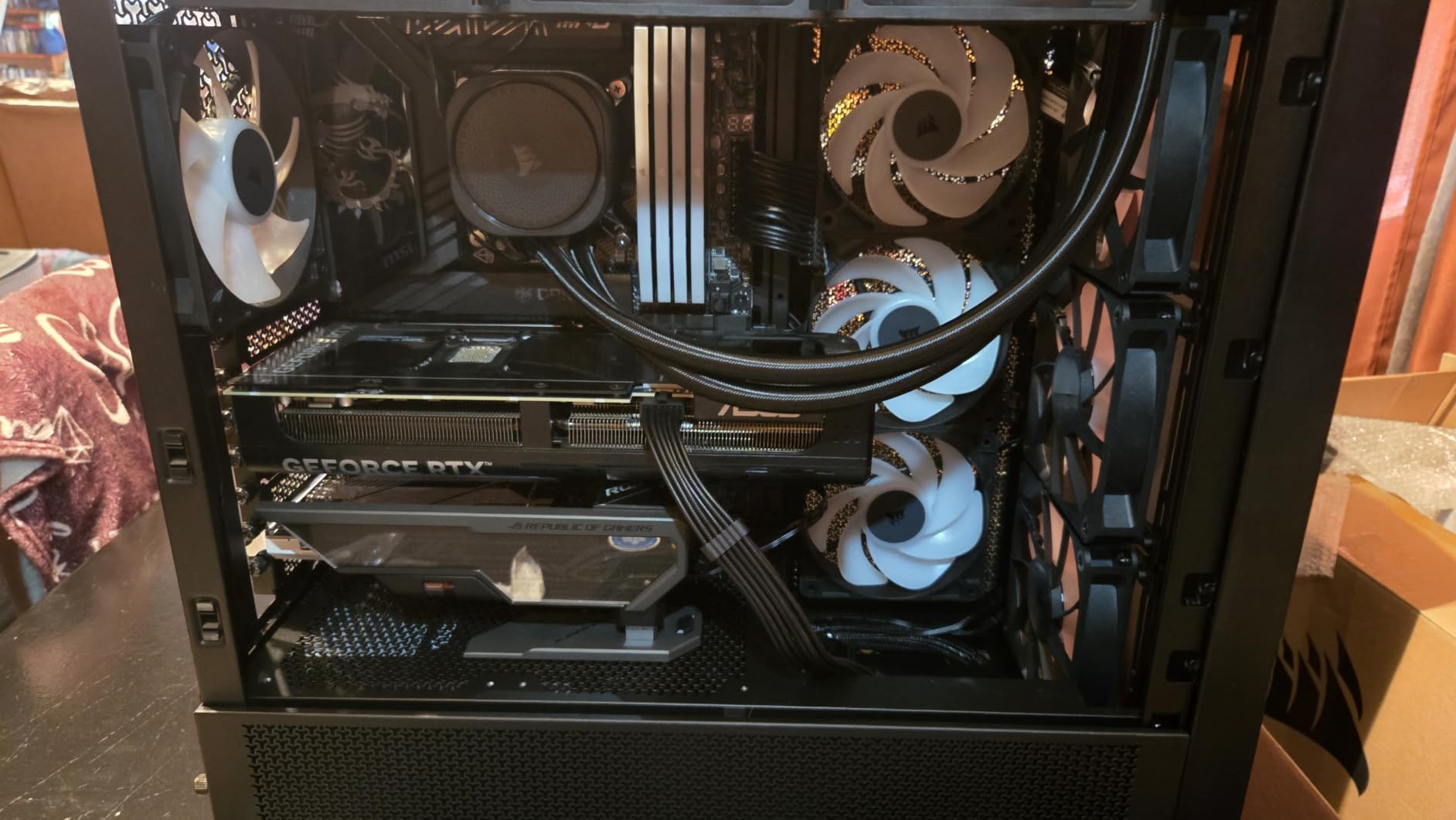 CORSAIR 4000D RS ARGB Frame Modular Mid-Tower ATX PC Case, High Airflow, 3X Pre-Installed RS Fans, InfiniRail™ Mounting System, ASUS BTF, MSI Zero, Gigabyte Stealth, Black customer photo 1