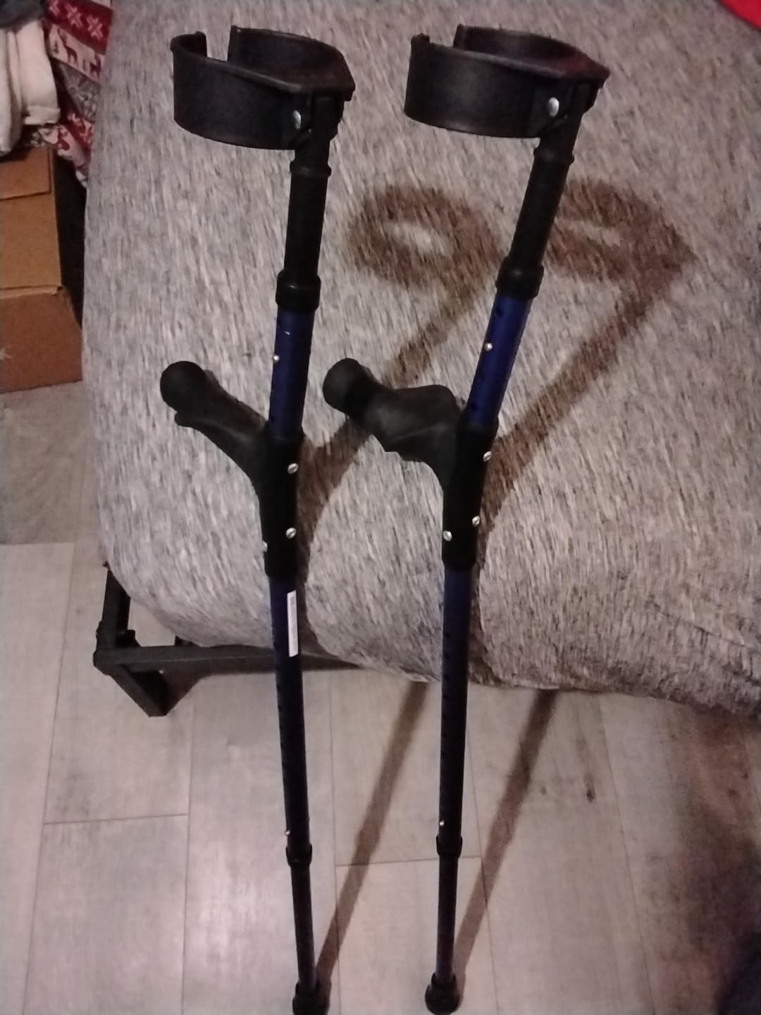 VEVOR Forearm Crutches for Adults, 11-Level Height Adjustable Walking Crutches with 4-Level Upper Cuff, Lightweight Aluminum Medical Support Crutches for Leg Injury Surgery Disabled, 1 Pair (350LBS) customer photo 1