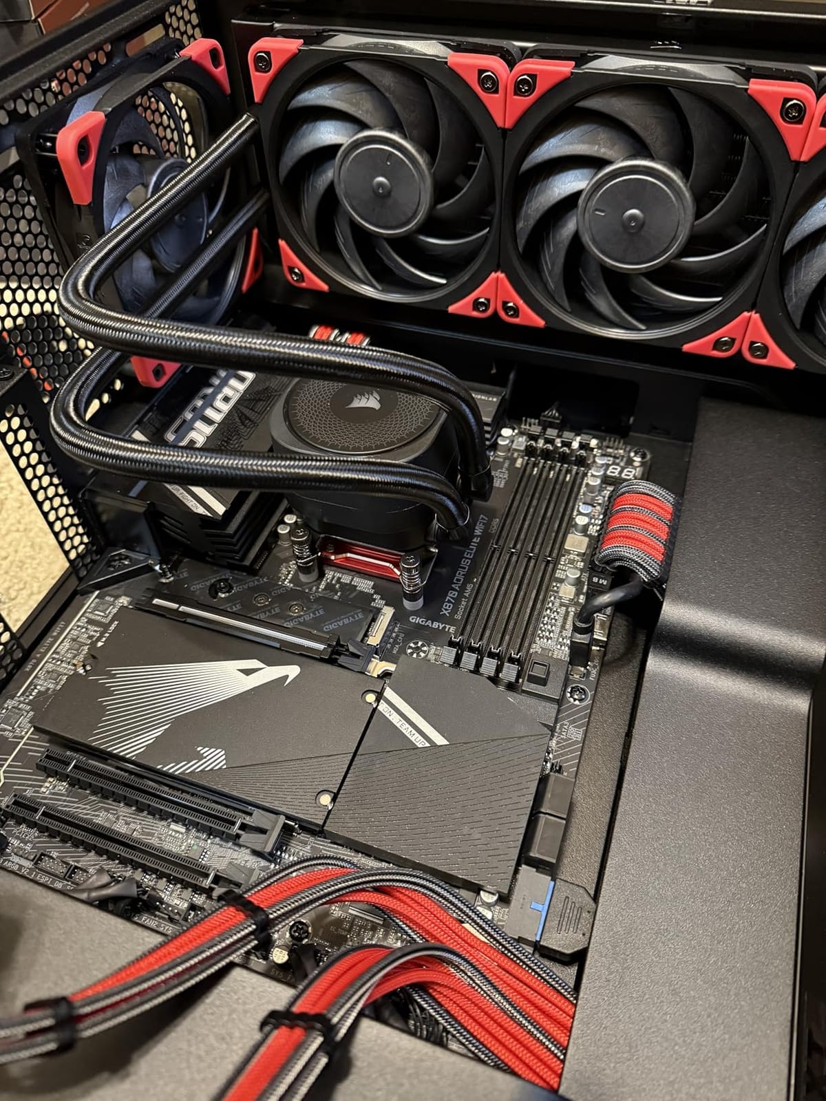 GIGABYTE X870 AORUS Elite WIFI7 AMD AM5 LGA 1718 Motherboard, ATX, DDR5, 4X M.2, PCIe 5.0, USB4, WIFI7, 2.5GbE LAN, EZ-Latch, 5-Year Warranty customer photo 2