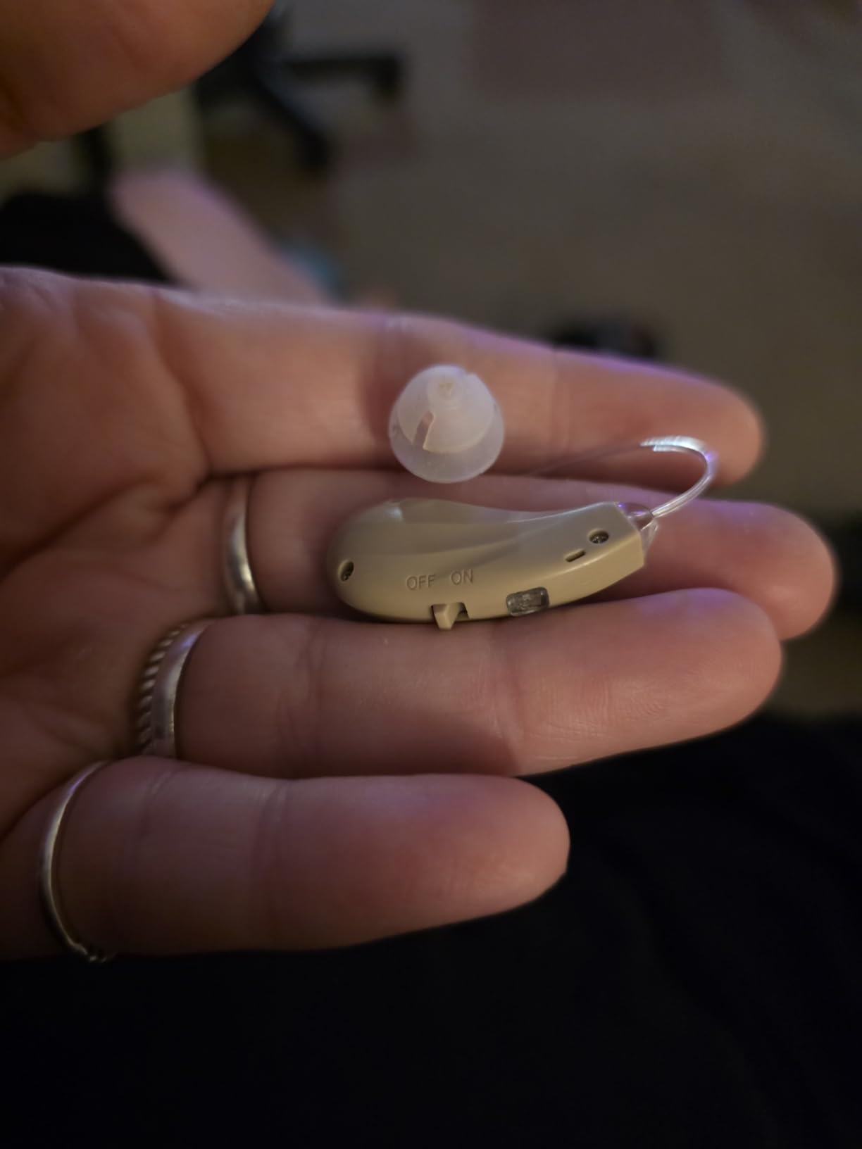 Flaygo Hearing Aids for Seniors,Hearing Aids for People with Hearing Loss, Sound Quality Restoration, Intelligent Noise Reduction, Standby 80h, One-Button Operation, Comfortable Wearing,Beige customer photo 2
