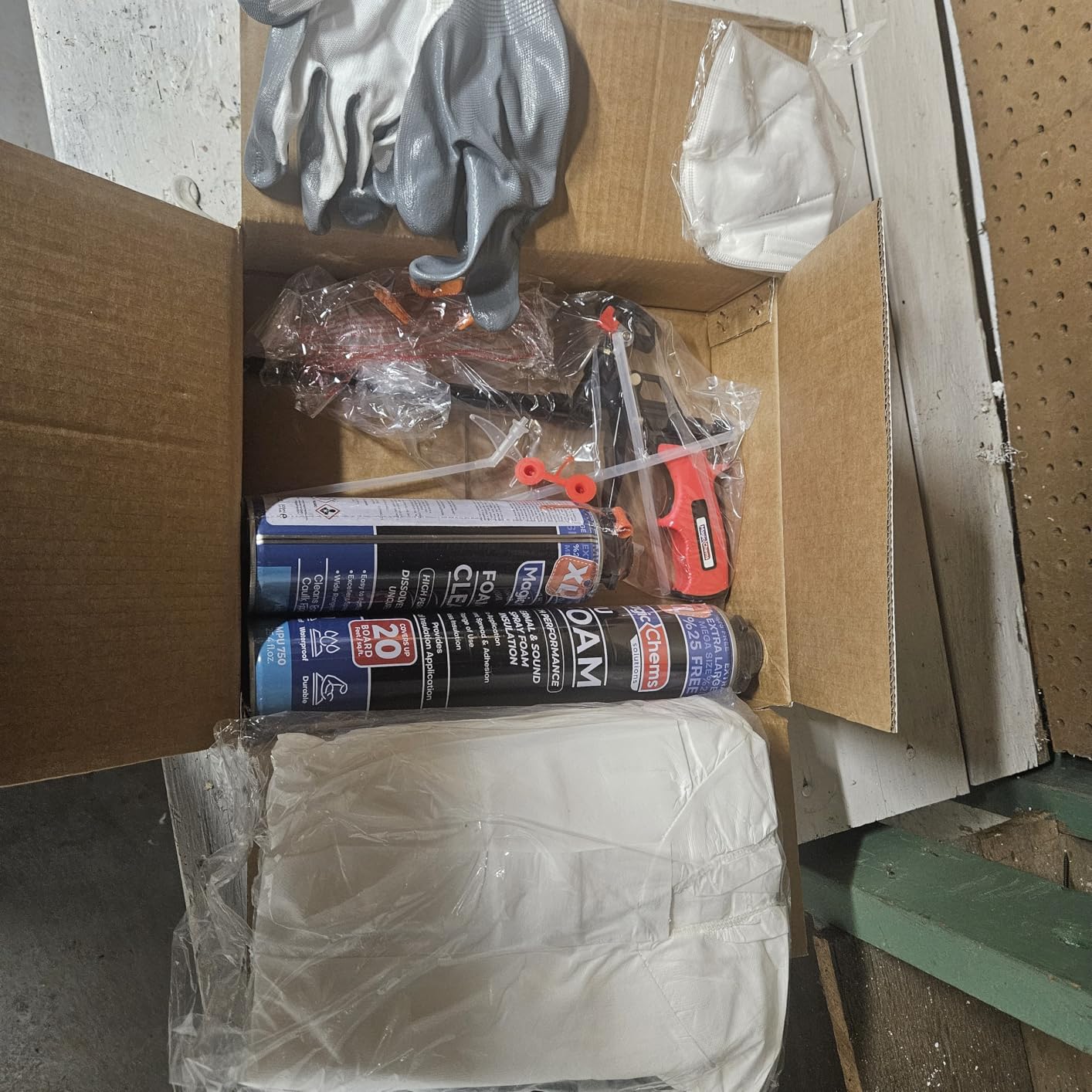 Magic Chems Spray Foam Insulation Kit, Polyurethane Filler, 12 Pack-25.4 oz customer photo 1