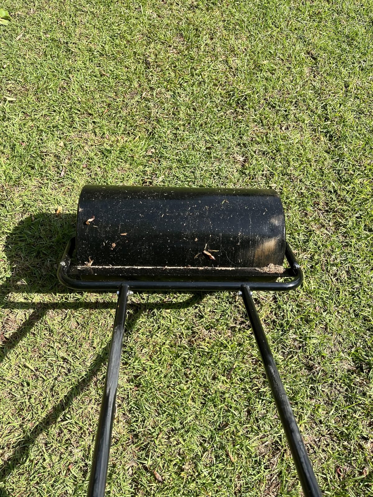 VEVOR Lawn Roller, 61L Sand or Water Filled Yard Roller, with Easy-Turn Plug and U-Shaped Ergonomic Handle for Convenient Push and Pull, Level and Compress Soil for Lawn, Garden, Farm, Park, Black customer photo 2