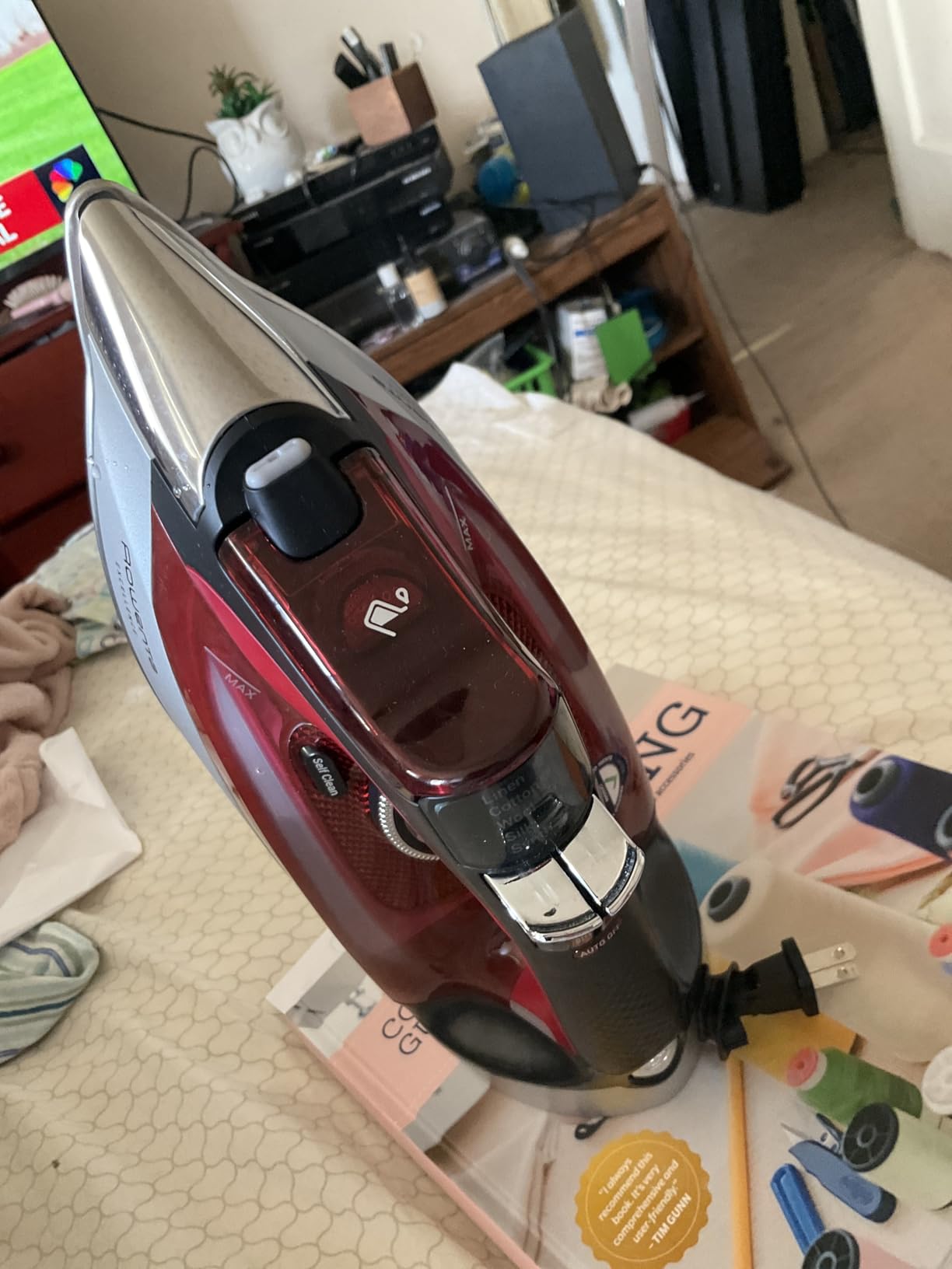 Rowenta Iron, Focus Excellence Stainless Steel Soleplate Steam Iron for Clothes, Retractable Cord, 400+ Microsteam Holes, Powerful steam, LED Display, 1750 W Ironing Clothes, Cordreel, Red DW5433 customer photo 2