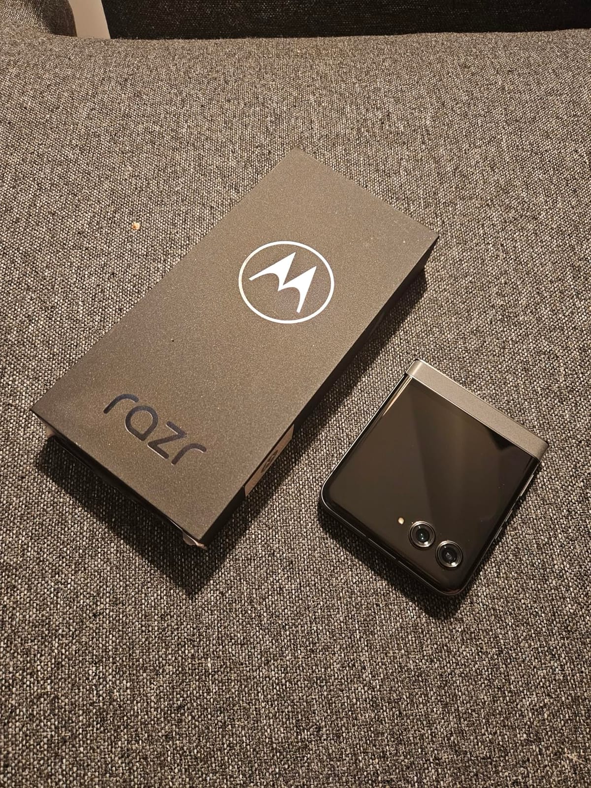 Motorola Razr 2025 | Unlocked | Made for US 8/256GB | 50MP Camera | Pantone Spring Bud customer photo 1