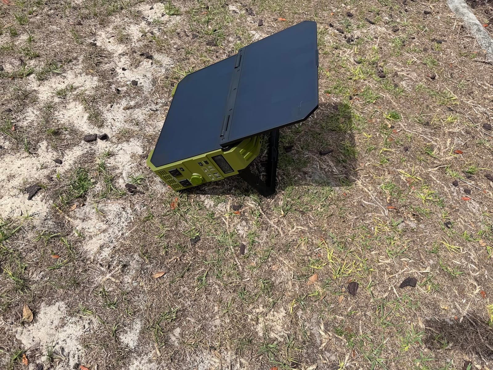 BROWEY 1600W (3200W Peak) Portable Power Station with Built-in Solar Panel customer photo 2
