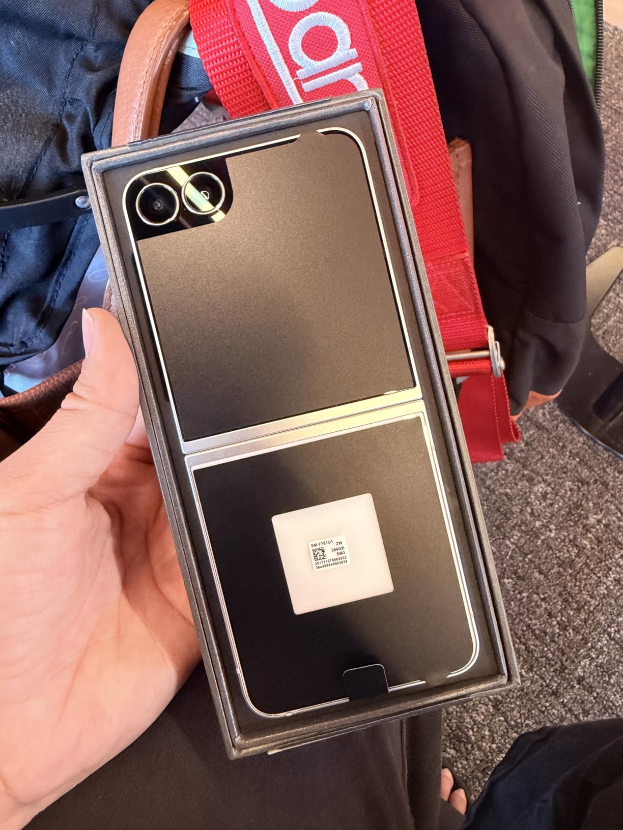 Samsung Galaxy Zflip7 FE Cell Phone (2025), 256GB AI Smartphone, JetBlack customer photo 2