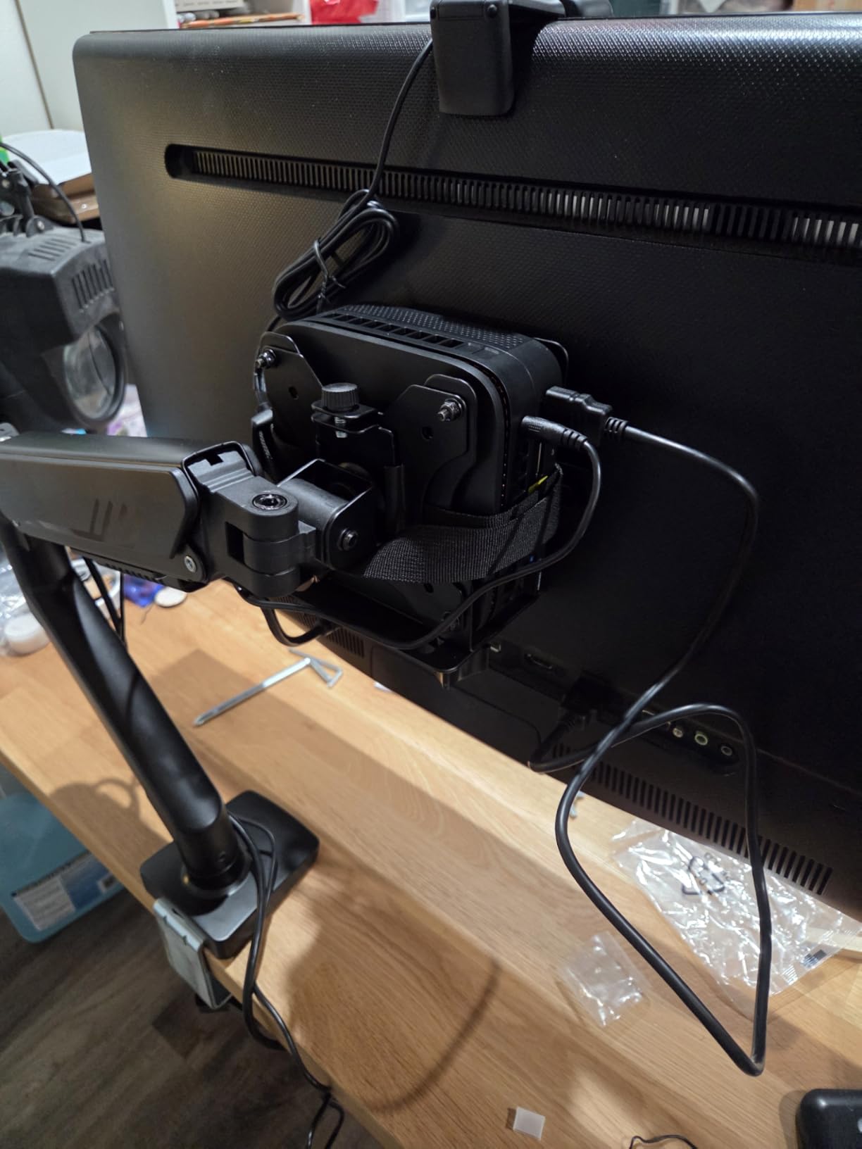 ErGear Single Monitor Arm, Fully Adjustable Monitor Mount for 13 to 34 Inch Screens, Fast Install Computer Monitor Stand with Tool-Free VESA Mount, Cable Management, Holds 19.8 lbs, Max VESA 100x100mm customer photo 1