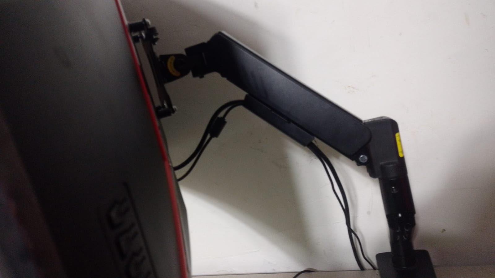 ErGear Single Monitor Arm, Fully Adjustable Monitor Mount for 13 to 34 Inch Screens, Fast Install Computer Monitor Stand with Tool-Free VESA Mount, Cable Management, Holds 19.8 lbs, Max VESA 100x100mm customer photo 2