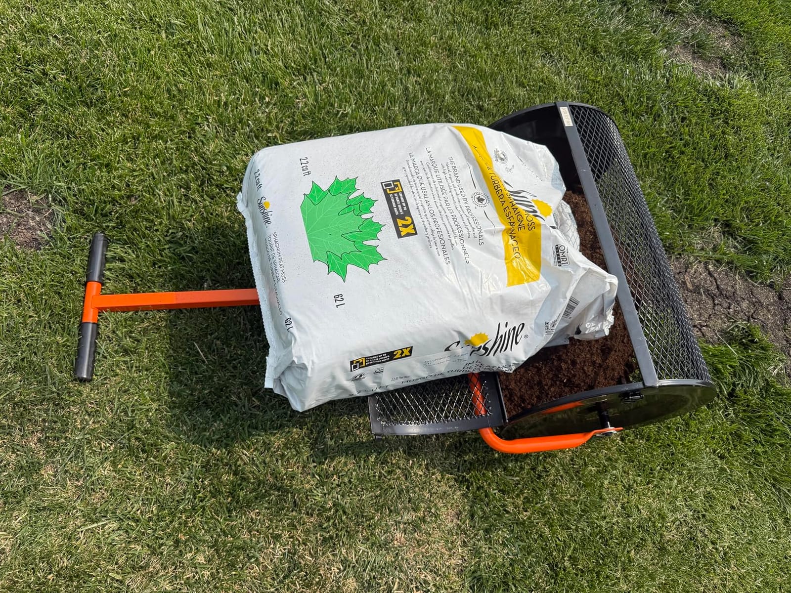 VEVOR Tow Behind Broadcast Spreader, 130LBS Capacity, Tow/Push Garden Spreader with 13 in Tires, 30 Adjustable Setting & 9.8 ft Spreading Width, Lawn Spreaders for Seed, Fertilizer, Salt, Ice Melt customer photo 2