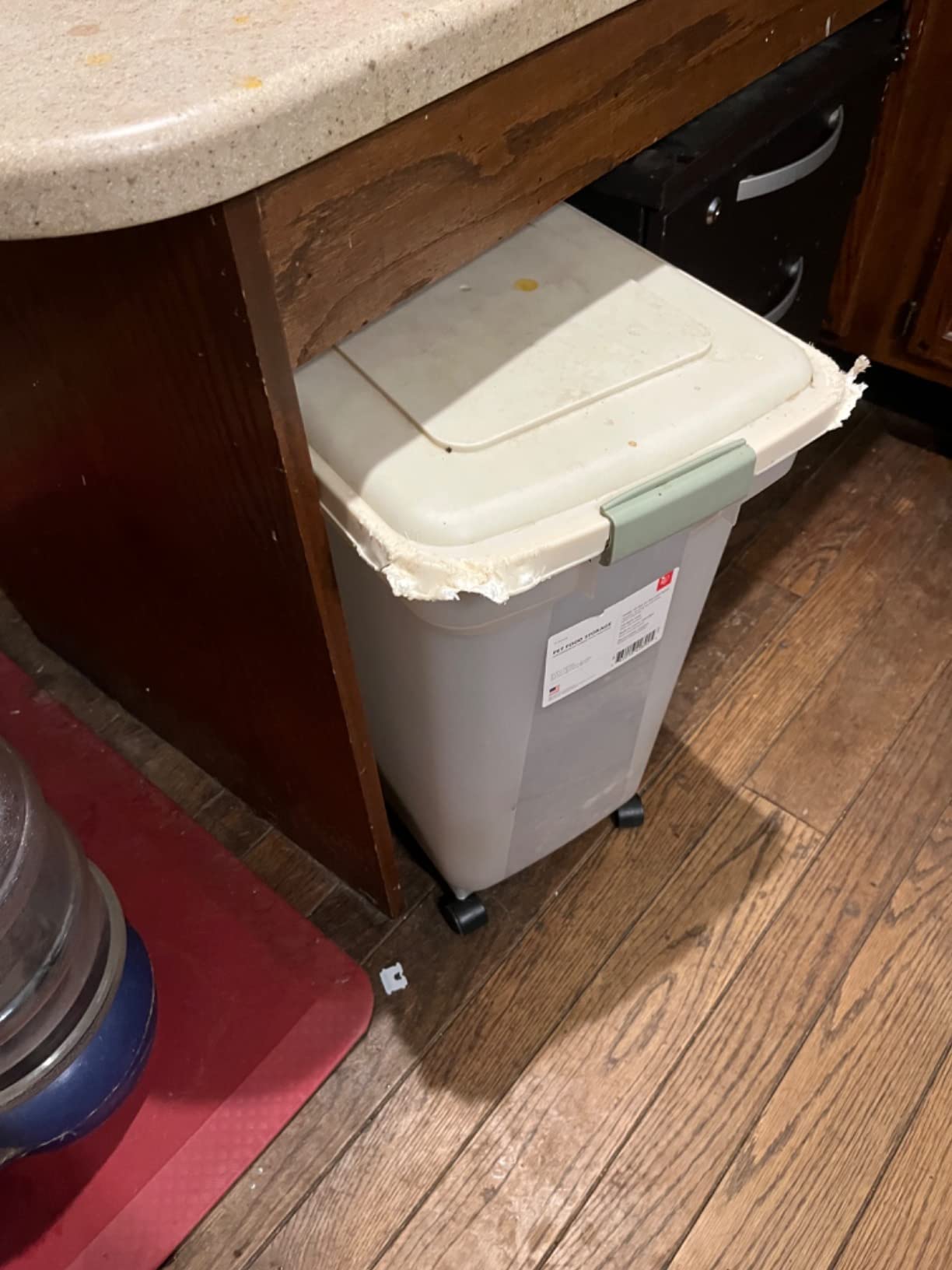 IRIS USA Dog Food Storage Container, Up to 58 lbs, Smoke Black, Made in USA customer photo 1