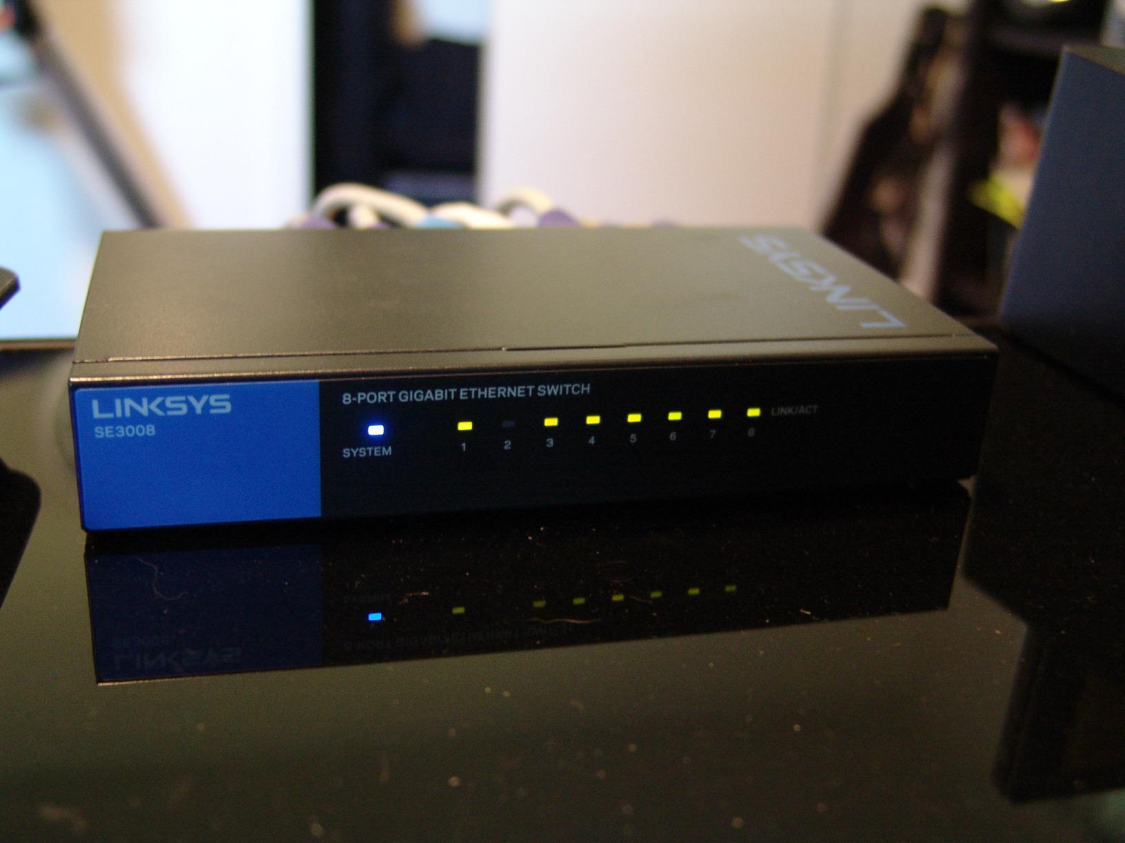 Linksys SE3008: 8-Port Gigabit Ethernet Unmanaged Switch, Computer Network, Auto-Sensing Ports Maximize Data Flow for up to 1,000 Mbps (Black, Blue) customer photo 2