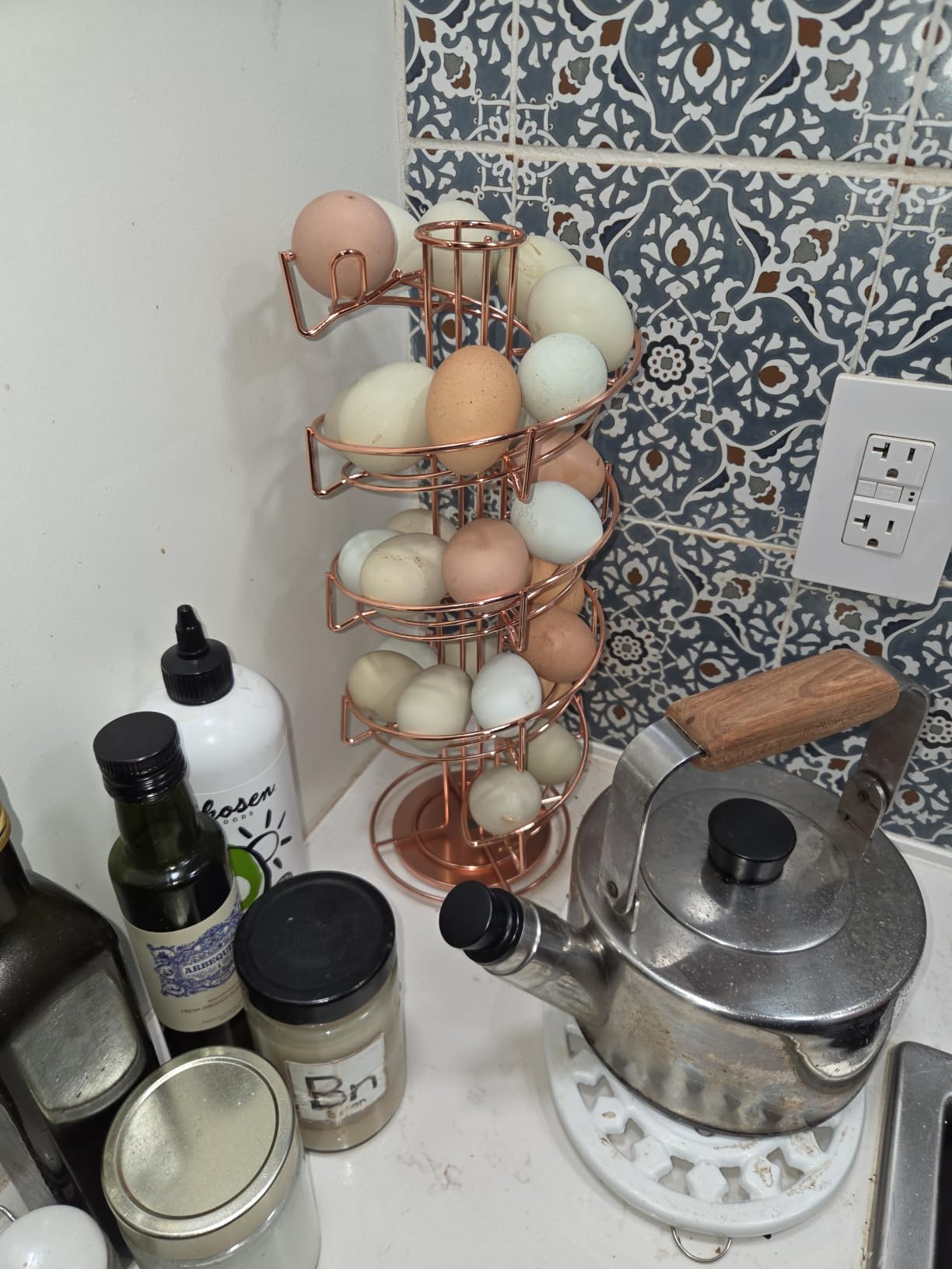 Toplife Spiral Design Metal Egg Skelter Dispenser Rack, Storage Display Rack, Black customer photo 2