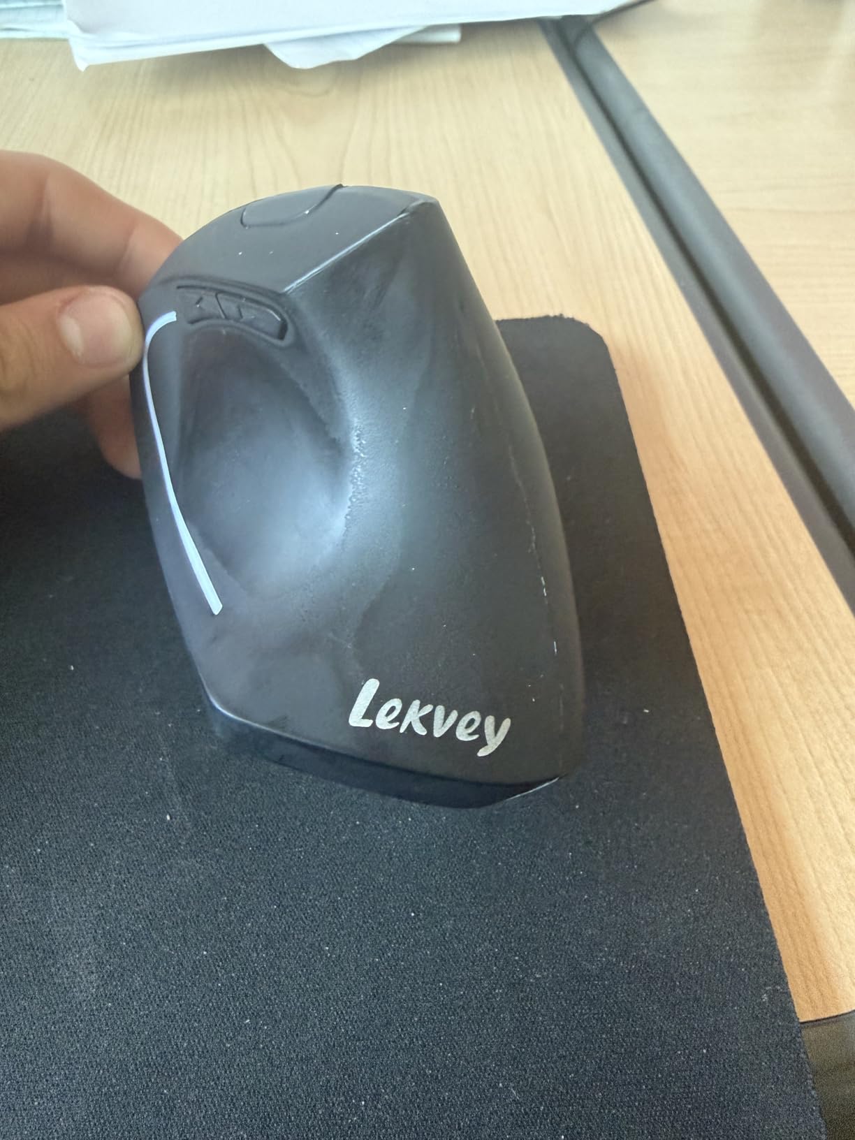 Lekvey Ergonomic Mouse, Rechargeable Vertical Wireless Mouse, Comfort Grip customer photo 1