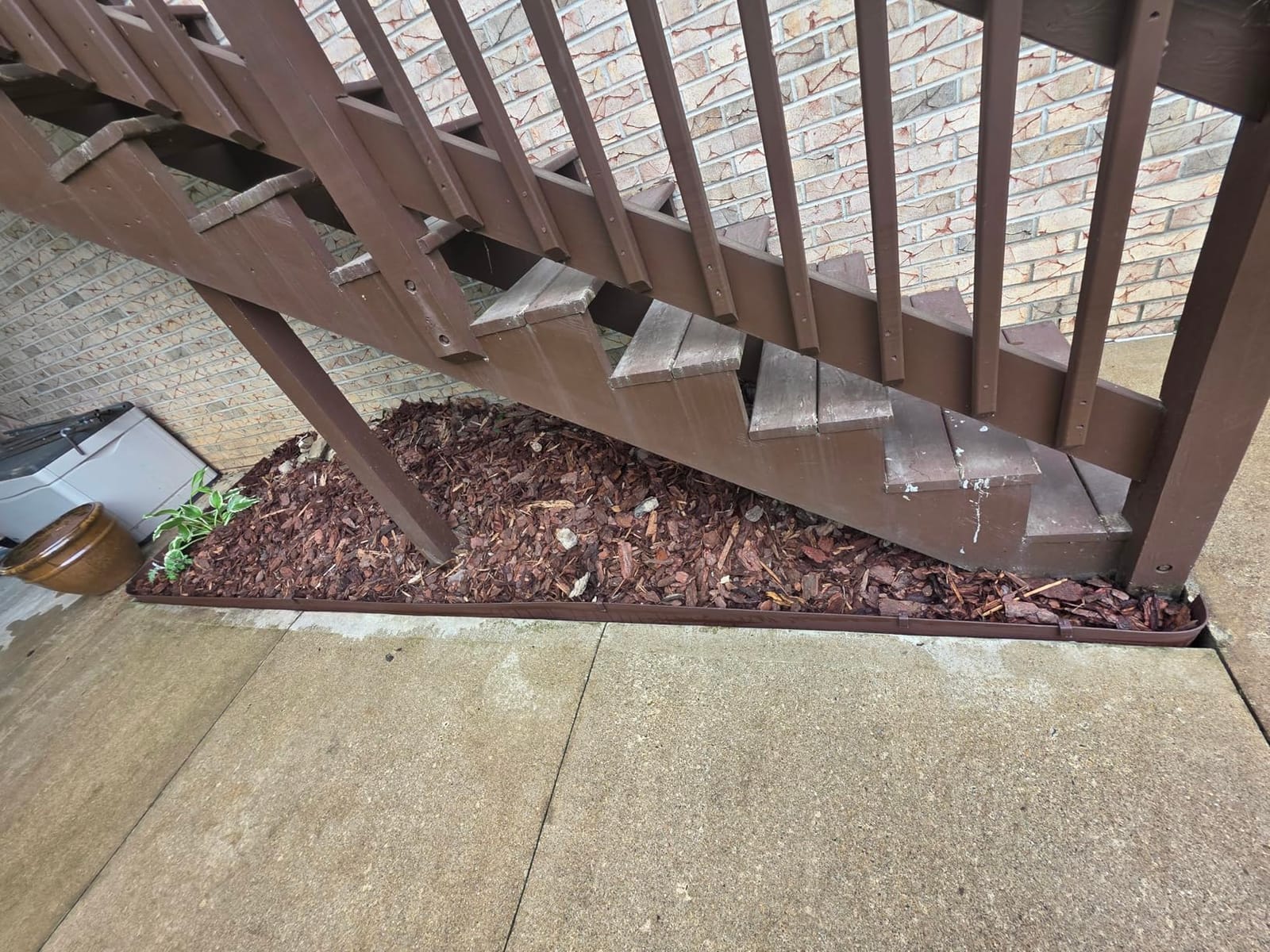 Amazon Basics Flexible Landscape Edging Coil for Garden Border, Flower Beds, Lawn and Pathways, 5 inch x 40ft, Brown, 10 Stakes customer photo 2