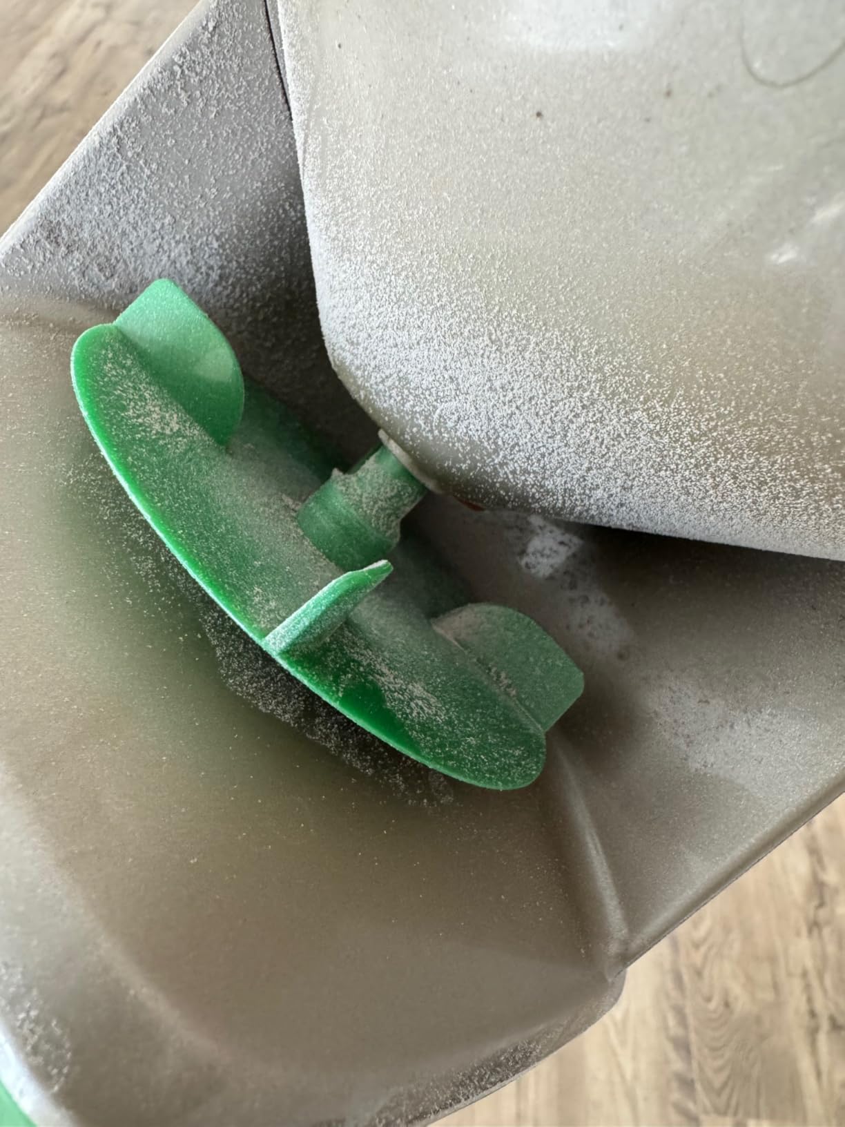 Scotts Whirl Hand-Powered Spreader for Grass Seed, Fertilizer, Salt, Ice Melt, Handheld Spreader Holds up to 1,500 sq. ft. Product customer photo 2