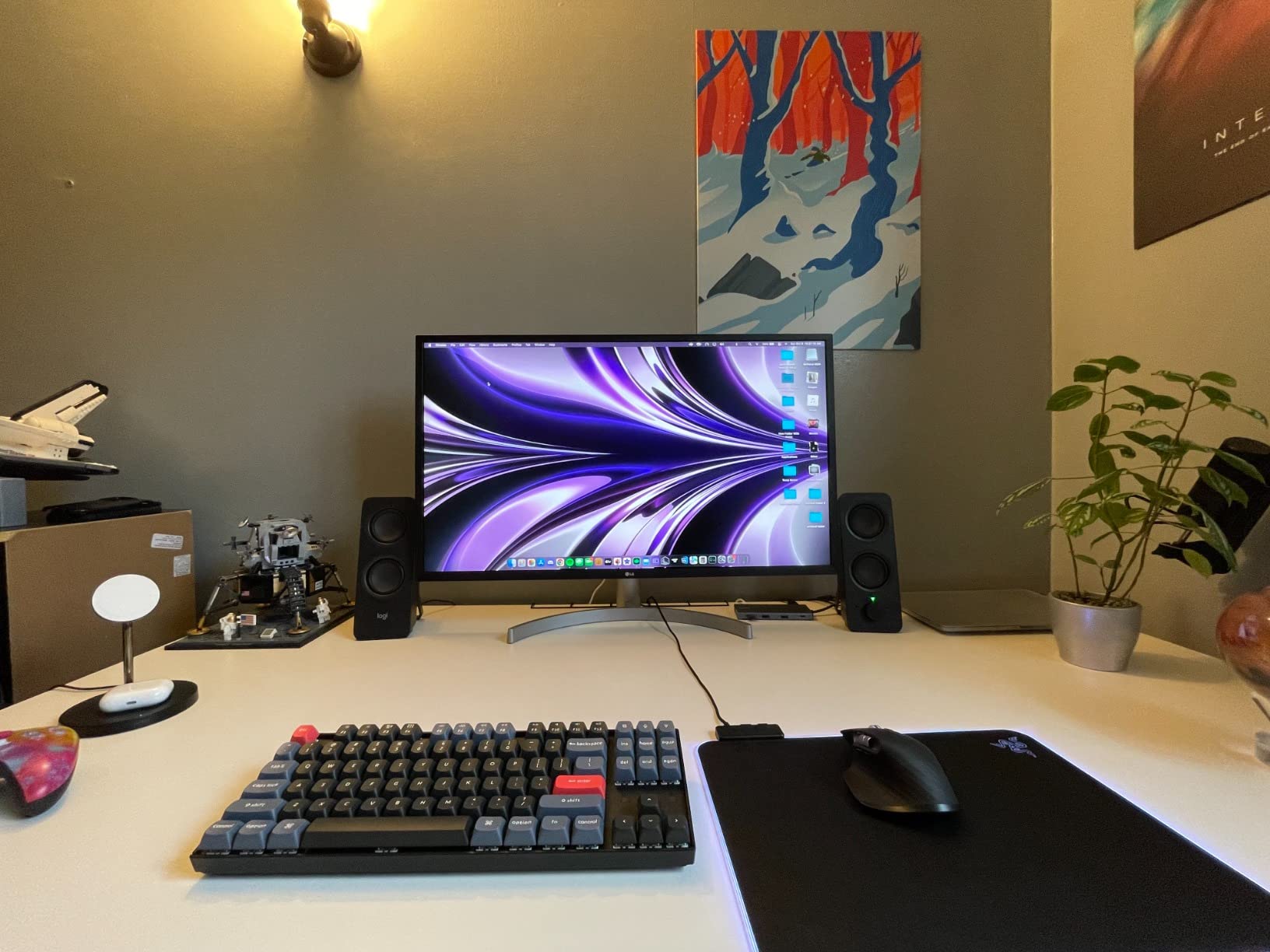 LG Ultrafine 32-Inch Computer Monitor 32UL500-W, VA with HDR 10 Compatibility and AMD FreeSync, White customer photo 1