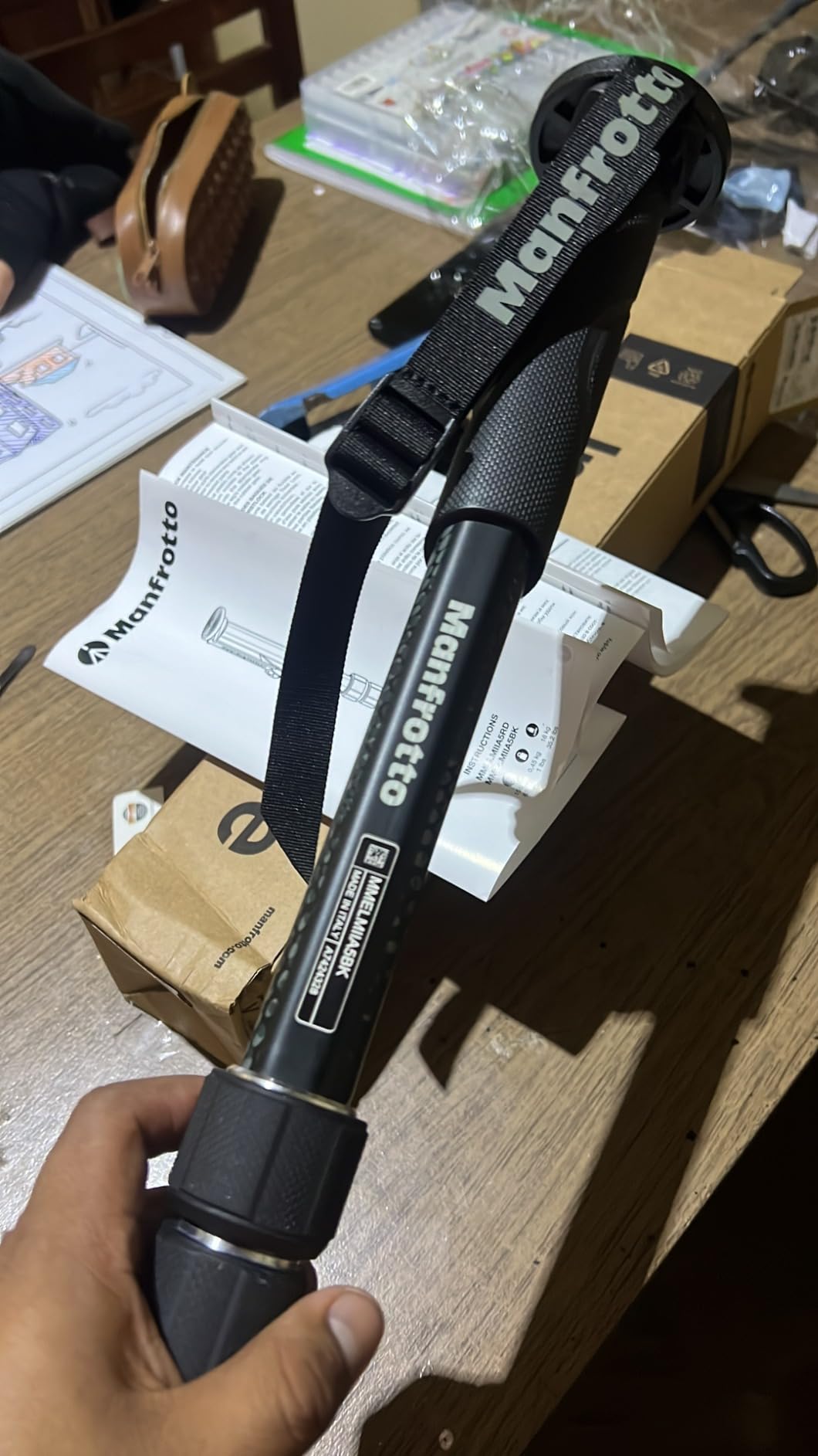 Manfrotto Element MII MMELMIIA5BK, Lightweight 5-Section Aluminium Travel Camera Monopod, with Wrist Strap, Rubber Grip, Twist Locks, Load up 15kg, for Compact Cameras, Mirrorless, DSLR, Black customer photo 2