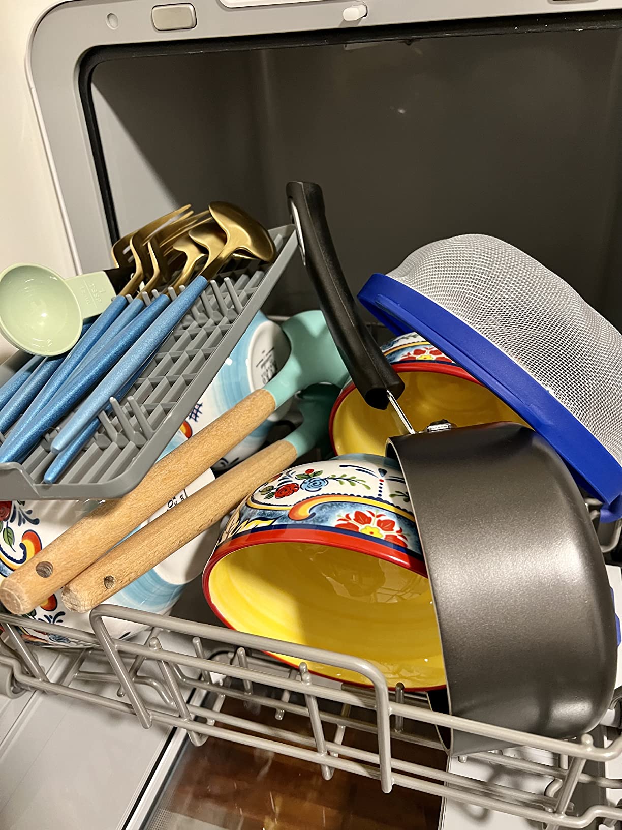 COMFEE' Countertop Dishwasher, Portable Dishwasher with 6L Built-in Water Tank, Mini Dishwasher with More Space Inside, 7 Programs, UV Hygiene& Auto Door Open, for Apartments, Dorms& RVs, White customer photo 2