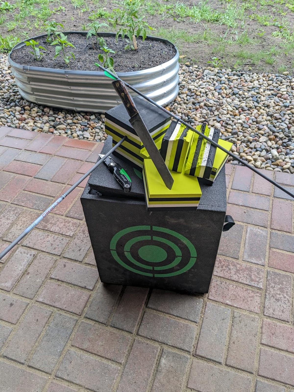 VEVOR Archery Target Block, All-Side Bow Target Block, Outdoor Portable Archery Target with Carry Handle, Easy Arrow Removal, Great Visibility, Lightweight, Easy to Transport, Black customer photo 2