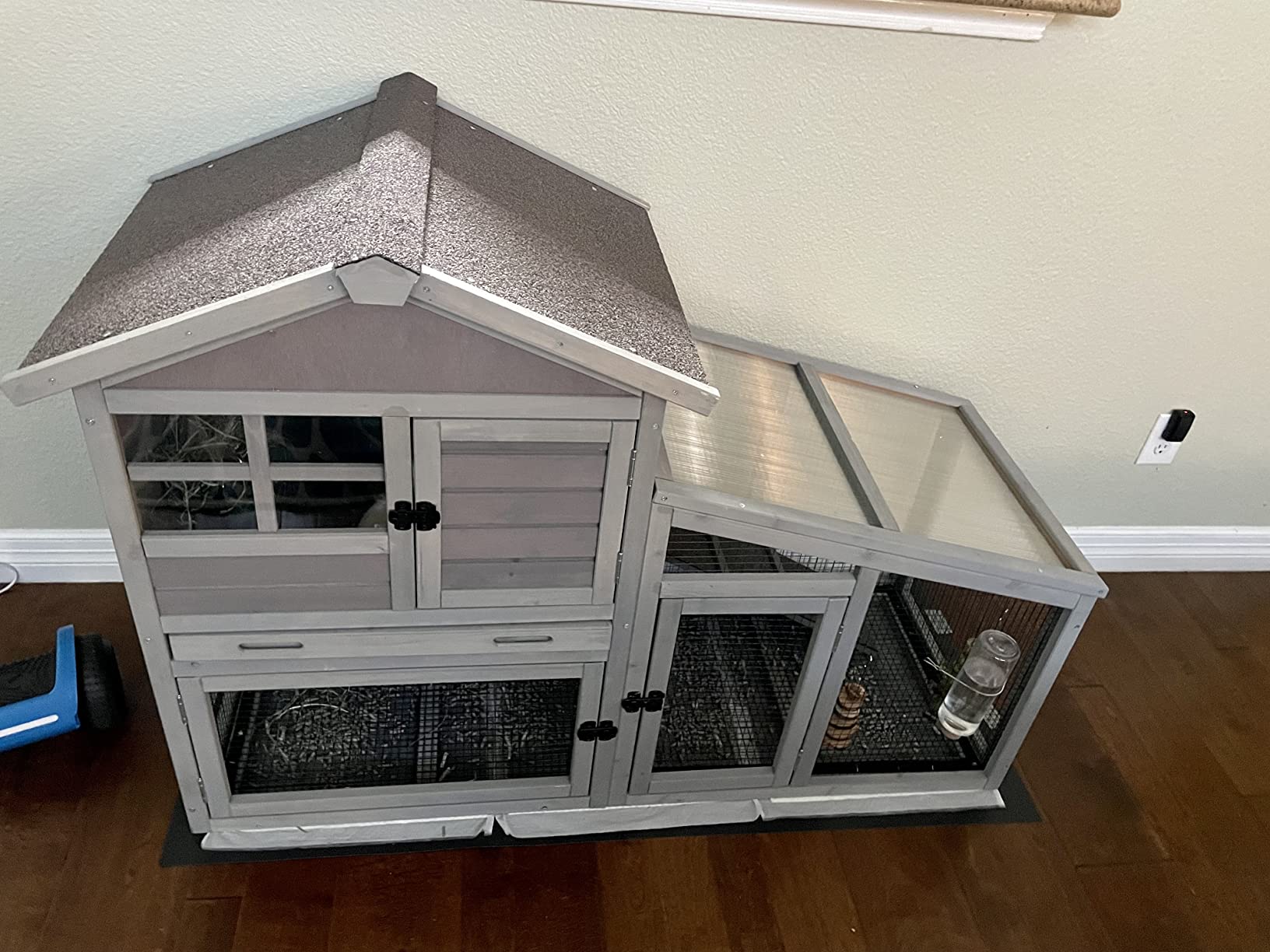Wooden Chicken Coop, Large Chicken Tractor with Wheels, Weatherproof Hen House with Nest Box and Removable Tray, Mobile Poultry Hutch for 2-4 Chickens, Rabbits & Ducks (Red) customer photo 1